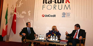 وزیر خارجه ترکیه اقدامات قاطعانه‌تر جامعه‌بین‌المللی در قبال سوریه را خواستار شد